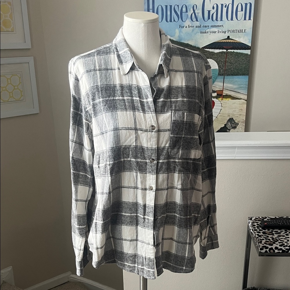 Universal Thread Black and White Plaid Flannel Shirt